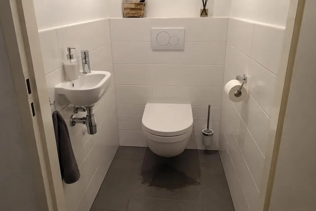 Lekdetectie Huizen – natte vloer bij een toilet
