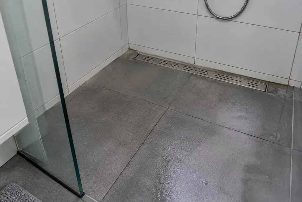Lekdetectie Huizen – lekkende inloopdouche met natte voegen