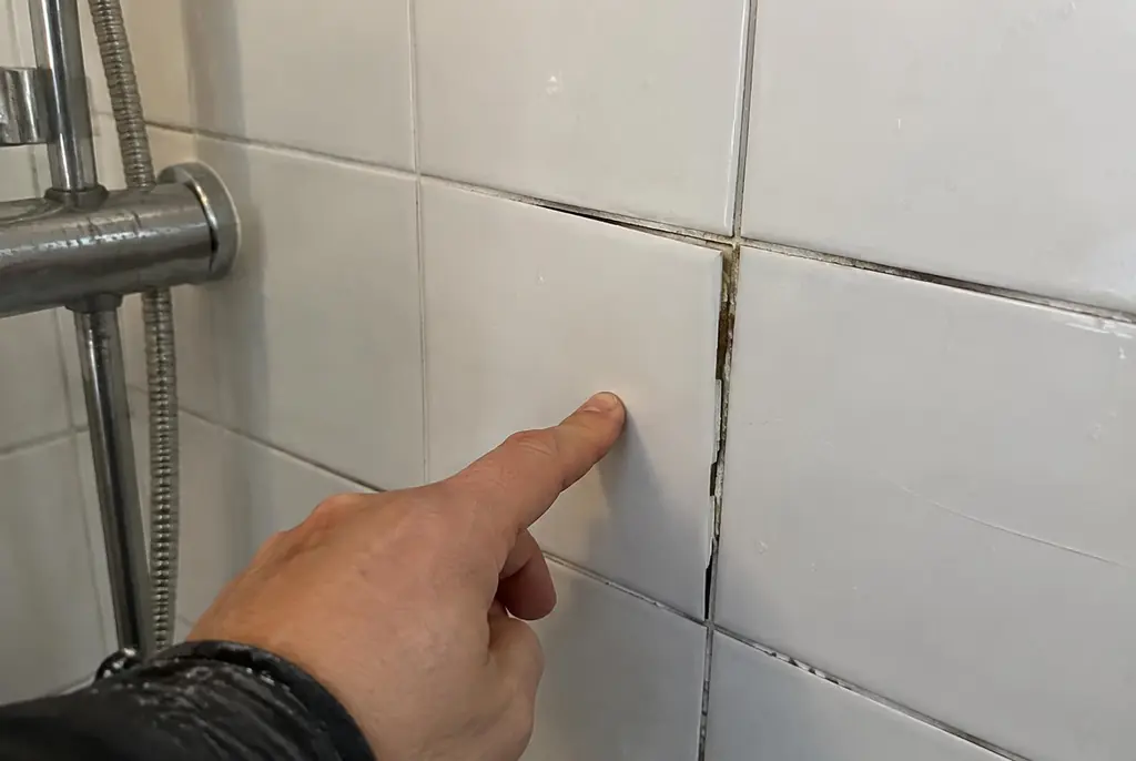 Lekdetectie Huizen – losse, holle badkamertegels door een lekkage