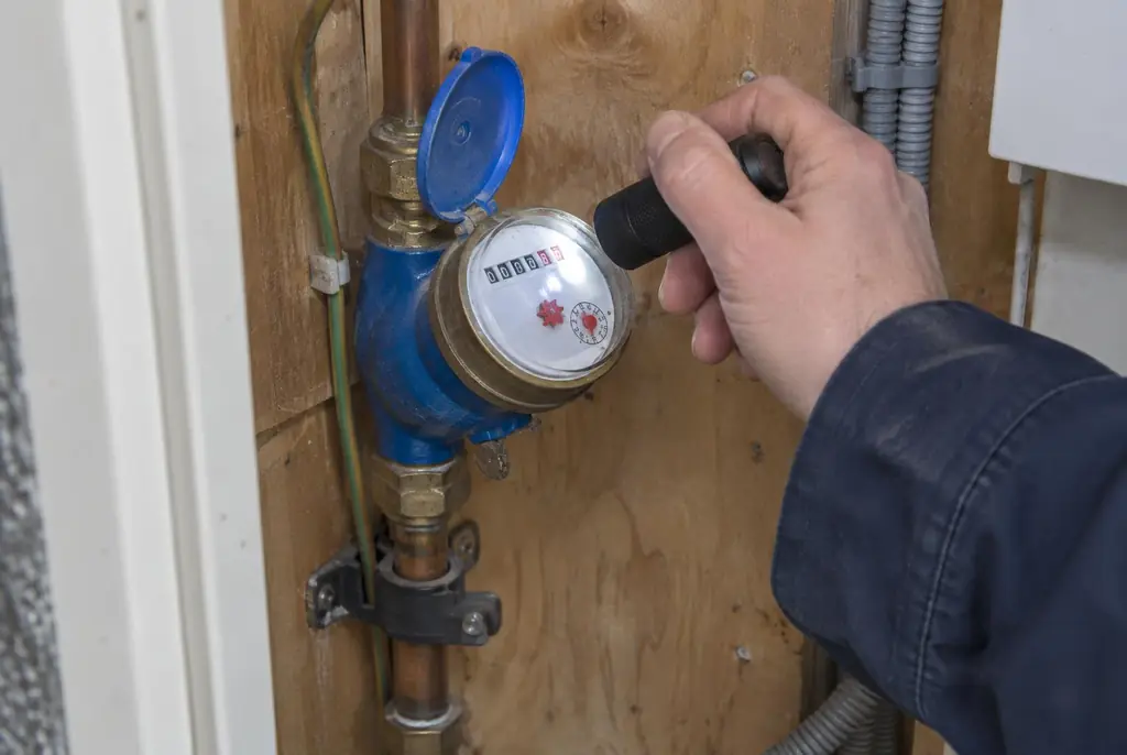 Lekdetectie Huizen – watermeter in de meterkast controleren met een zaklamp